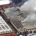火災があった「三幸製菓」の荒川工場＝12日午前7時44分、新潟県村上市（共同通信社機から）