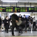 通常運行に戻り、利用客らが行き交うJR札幌駅＝14日午前