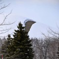 雪面に亀裂が入った「モエレ山」＝14日午後、札幌市東区