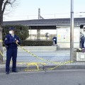 事件があった養老鉄道大垣駅前の規制線と警察官＝14日午後3時27分、岐阜県大垣市