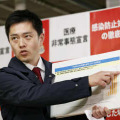 取材に応じる大阪府の吉村洋文知事＝14日午後、大阪府庁