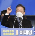 15日、韓国南部・釜山で演説する与党「共に民主党」の李在明候補（共同）