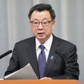 記者会見する松野官房長官＝16日午前、首相官邸