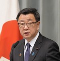 記者会見する松野官房長官＝16日午後、首相官邸