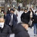 大阪・淀屋橋付近をマスク姿で歩く人たち＝17日午後