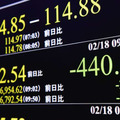 下げ幅が一時400円を超えた日経平均株価を示すモニター＝18日午前、東京・東新橋