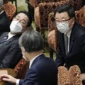 衆院予算委で、答弁のため席を立つ松野官房長官。手前左は岸田首相＝18日午後