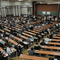 大学入学共通テストの開始を待つ受験生ら＝1月、東京都文京区の東大