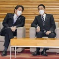 岸田首相（右）と林外相＝18日、首相官邸
