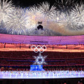北京冬季五輪閉会式で打ち上がる花火。下は聖火が消えた「雪の結晶」のオブジェ＝20日、北京（共同）