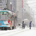 雪が降りしきる札幌市中心部＝22日午後