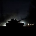 22日、親ロ派が支配するウクライナ東部のドネツクを走行する戦車（ロイター＝共同）
