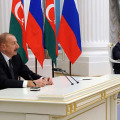 共同記者会見に臨むアゼルバイジャンのアリエフ大統領（左）とロシアのプーチン大統領＝22日、モスクワ（AP＝共同）