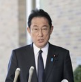 ロシアへの制裁措置を発表する岸田首相＝23日午前、首相公邸（代表撮影）