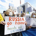ロシア大使館近くで抗議活動をする、日本に住むウクライナ人の女性ら＝23日午後、東京都港区