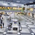 大混雑が解消した新千歳空港の出発ロビー＝24日午後