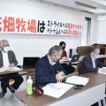 花畑牧場への団体交渉を申し入れ後、記者会見する札幌地域労組の三苫文靖書記長（右端）ら＝24日午後、北海道帯広市