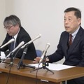 記者会見する大分県臼杵市の若林純一市議（右）＝25日午後、大分市