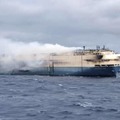 ポルトガル沖を航行中、出火した自動車運搬船「フェリシティ・エース」（ポルトガル海軍提供、ロイター＝共同）