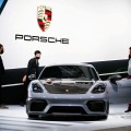 自動車ショーで展示されたポルシェ車＝2021年11月、米ロサンゼルス（ロイター＝共同）