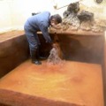 湯量が減少するなどして休業した七里田温泉の「下湯」＝10日、大分県竹田市