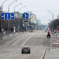 25日、人や車の通りがほとんどないウクライナの首都キエフ中心部（ロイター＝共同）