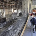 内覧会が行われた震災遺構の宮城県石巻市立門脇小。火災に襲われた教室には、骨組みだけになった机や椅子が並んでいた＝27日午前
