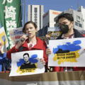 在日ロシア大使館近くで、ウクライナ侵攻に抗議するアンナ・コルスンスカさん（手前左）＝28日午前、東京都港区
