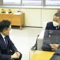 石川県小松市の宮橋勝栄市長（左）と面会する空自小松基地の石引大吾司令＝3日午前、小松市役所