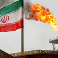 ペルシャ湾にあるイランの油田＝2005年（ロイター＝共同）