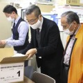 内藤佐和子徳島市長のリコールを目指し、署名を市選挙管理委員会に提出した久次米尚武元市議（右）＝4日午後、徳島市