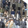 マスク姿で通勤する人たち＝7日午前、東京都港区