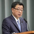 記者会見する松野官房長官＝8日午前、首相官邸