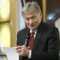 2月、記者会見するロシアのペスコフ大統領報道官＝モスクワ（タス＝共同）