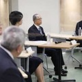 豊洲市場を訪れ、水産卸売業や外食業の経営者らと車座で意見交換する岸田首相（右端）＝10日午前、東京都江東区（代表撮影）