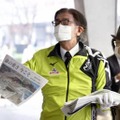 JR有楽町駅前で、特別号外を配布する岩手日報社の東根千万億社長＝11日午前