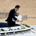 石巻南浜津波復興祈念公園を訪れ、献花する岸田首相＝12日午前、宮城県石巻市（代表撮影）