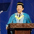 マレーシアの大学で講演する安倍元首相＝12日、マレーシア・スランゴール州（共同）
