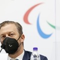 記者会見するIPCのパーソンズ会長＝12日、北京（共同）