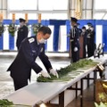 石川県の航空自衛隊小松基地で行われた葬送式で献花する井筒俊司航空幕僚長＝12日午後（航空自衛隊提供）