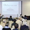 「鹿児島県立美術館設立を考える会」が開いたシンポジウムで講演する新見隆さん（右端）。左端は宮永祥子会長＝12日午後、鹿児島市
