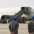 KC767空中給油輸送機によるウクライナへの防衛装備品提供で派遣され、愛知県の小牧基地に帰国した自衛隊員ら＝13日午前