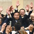 石川県知事選で初当選し、万歳する馳浩氏（中央）＝14日未明、金沢市