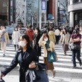 東京・銀座で軽装で行き交う人たち＝14日午後