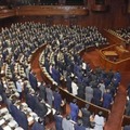 2022年度から5年間の在日米軍駐留経費の日本側負担を増額させる新たな特別協定の承認案を可決した衆院本会議＝15日午後