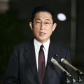 記者団の取材に応じる岸田首相＝15日夜、首相官邸