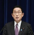 記者会見する岸田首相。「まん延防止等重点措置」を全面解除する方針などを表明した＝16日午後、首相官邸