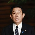 宮城、福島両県で震度6強を観測した地震を受け、報道陣の取材に応じる岸田首相＝17日午前1時52分、首相官邸