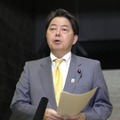G7外相会合後、記者団の取材に応じる林外相＝17日夜、外務省
