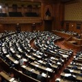 開かれた参院本会議＝18日午前